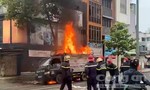 Xe tải chở đồ có bình gas, cháy trên đường phố Sài Gòn