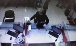 Đối tượng mang súng cướp ngân hàng ở Hà Nội ra đầu thú