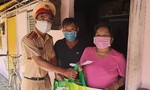 Đội CSGT Nam Sài Gòn tặng quà và phát thuốc cho người nghèo