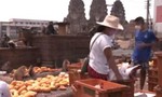 Clip vắng du khách vì dịch, người dân Thái Lan phải góp trái cây cho bầy khỉ