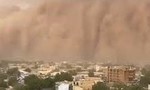 Clip kinh ngạc với bão cát đỏ cao hàng trăm mét ở Tây Phi