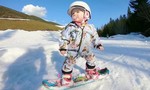 Kinh ngạc với kỹ năng trượt tuyết điêu luyện của bé 1 tuổi