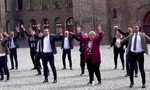 Clip Thủ tướng Na Uy nhảy động viên người dân giữa dịch nCoV