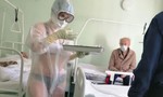 Nữ y tá Nga mặc bảo hộ nhìn 'xuyên thấu' gây tranh cãi