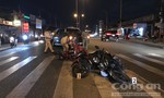 Xe bán tải “lùa” 6 xe máy đang chờ qua đường ở Sài Gòn