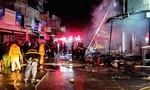 Cháy lớn trong đêm, 2 cửa hàng bị thiêu rụi