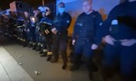 Clip cảnh sát Pháp đồng loạt vứt còng tay nhằm phản đối