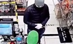 Clip người bán hàng khuyên tên cướp có dao để nhận lấy một… cái ôm