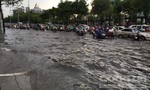 Dòng phương tiện "bơi" qua rốn ngập ở Sài Gòn sau cơn mưa chiều nay