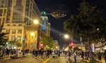 Clip trực thăng quân sự Mỹ “đe dọa” người biểu tình khi hạ độ cao