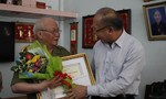 Trung tướng Lê Đông Phong thăm, tặng quà người cao tuổi