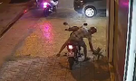 Người đàn ông đi xe máy, ăn mặc bảnh bao lấy trộm chậu kiểng nhà dân