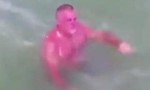 Người đàn ông mình đỏ như “tôm luộc” vì cháy nắng khi bơi