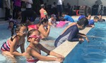 Cảnh sát dạy bơi cho trẻ để phòng chống đuối nước