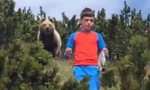 Clip cậu bé bình tĩnh xử trí khi bị con gấu lớn bám sát