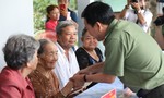 Công an TPHCM thăm và tặng quà mẹ Việt Nam anh hùng