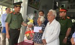 Đại tá Lê Hồng Nam thăm, tặng quà gia đình chính sách