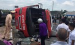 Xe container tông văng xe khách, 2 người tử vong