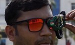 Clip kỹ sư Ấn Độ chế súng máy kích hoạt bằng mắt kính