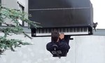 Clip nghệ sỹ piano treo lơ lửng trên không trung biểu diễn