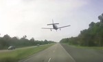 Clip máy bay đáp trước mũi xe ô tô trên đường cao tốc