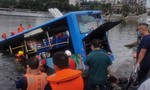 Trung Quốc: Xe buýt chở học sinh lao xuống hồ, 21 người tử vong