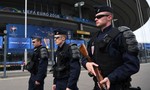 Cảnh sát chống bạo động Pháp giám sát người dân... đeo khẩu trang
