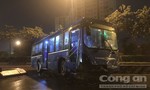 TPHCM: Xe buýt vắt vẻo trên dải phân cách xa lộ Hà Nội