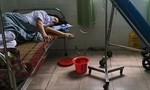 Nữ nhân viên y tế kiệt sức khi căng mình chống dịch tại Đà Nẵng