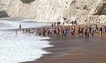 Video hàng chục người tạo thành “sợi dây” cứu người đuối nước