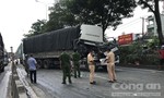 Xe tải biến dạng sau cú tông liên hoàn trên quốc lộ 1 ở Sài Gòn