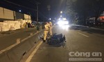 Xe SH tông dải phân cách ở Sài Gòn, 2 người thương vong