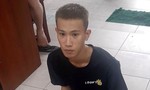 Thanh niên cầm dao xông vào cửa hàng B-smart ở Sài Gòn cướp tài sản
