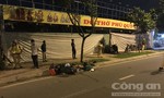 Xe máy tông cây xanh ở Sài Gòn, chồng tử vong, vợ cùng 2 con cấp cứu