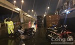 Xe container lật nhào khi ôm cua qua ngã tư ở Sài Gòn