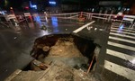 Sau mưa lớn, “hố tử thần khủng” xuất hiện giữa giao lộ ở Sài Gòn