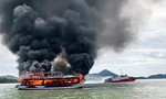Tàu du lịch cháy dữ dội, 25 người thoát nạn