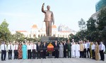 Đoàn đại biểu TPHCM tưởng niệm Chủ tịch Hồ Chí Minh và Chủ tịch Tôn Đức Thắng