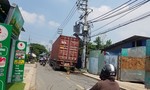 Container va trúng máy biến áp gây nổ, nhiều hộ dân ở Sài Gòn mất điện