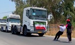 Clip anh em lực sĩ Iran dùng răng kéo đầu xe container nặng hàng tấn