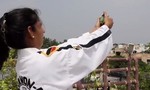 Clip phụ nữ Ấn Độ dùng súng hơi cay như lưu đạn chống kẻ hiếp dâm
