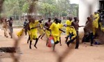 Hơn 200 tù nhân khỏa thân vượt ngục ở Uganda