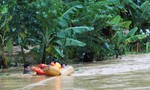 Clip Công an cứu 6 người dân mắc kẹt giữa dòng nước lũ