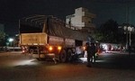 TPHCM: Đèn đường hỏng, đôi nam nữ tông vào xe tải nhập viện