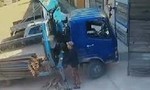 Clip người đàn ông liều mình đỡ xe tải lật, suýt mất mạng