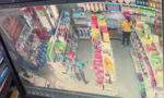Clip người phụ nữ bịt mặt lấy trộm sữa đắt tiền trong cửa hàng