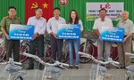 Tặng xe đạp cho học sinh nghèo thị xã Duyên Hải, Trà Vinh