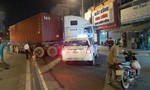 Xe container húc văng giải phân cách, tông 2 ôtô ở trung tâm Sài Gòn