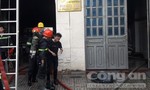 TPHCM: Cảnh sát cứu 2 người thoát khỏi đám cháy công ty