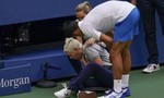 Novak Djokovic bị xử thua vì đánh bóng trúng cổ nữ trọng tài